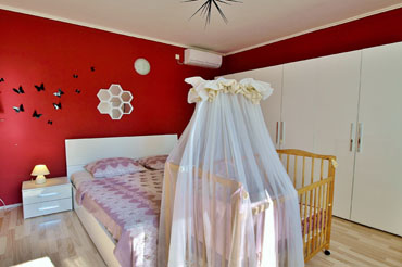 Apartments BALEN * bedroom - large double bed and a cot